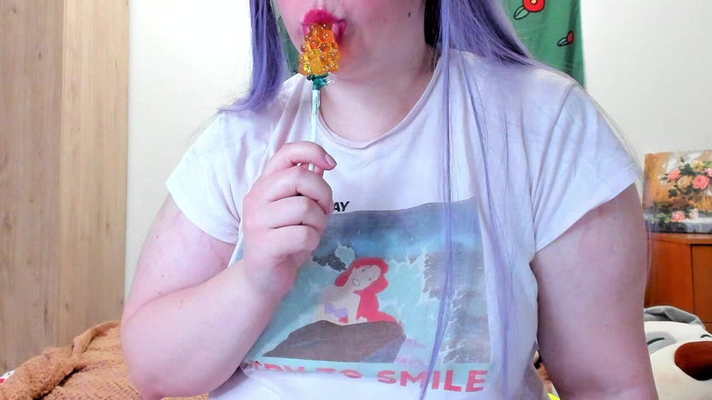 AssGives: Толстушка сосет леденка