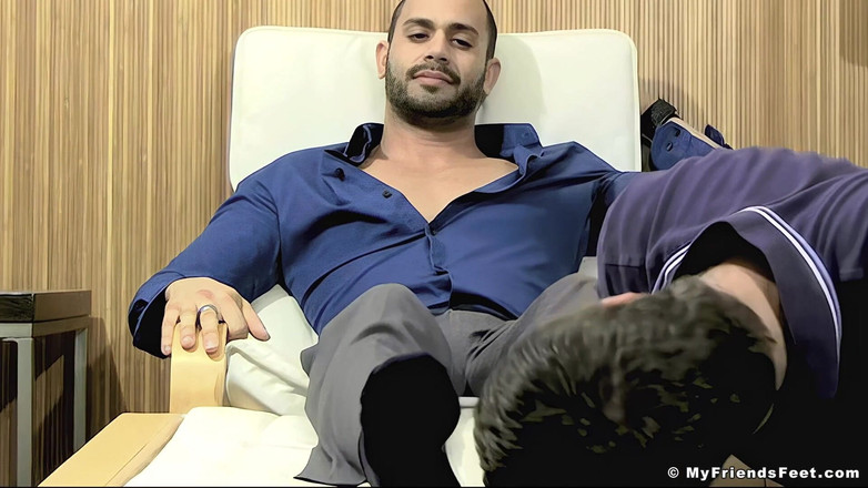 My friends feet: Orion descubre la felicidad erótica de que le adoran los...