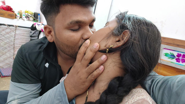 Premi pooja: Desi sorellastra e fratellastro indiana baciano lentamente calde e succhiano...
