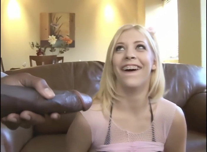 Black Monstercock Force: Zierliche 18-jährige blondine von massivem bbc-monsterschwanz zerstört