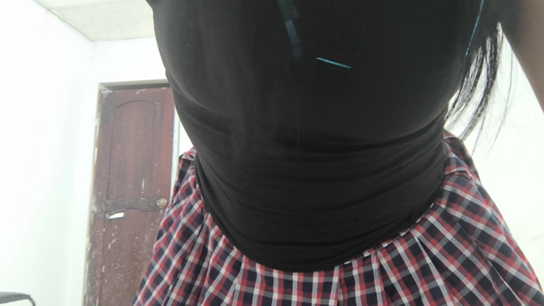 NEGRITA SEXY: ¡Ella tiene algo anormal en su vagina! Una extraña protuberancia...