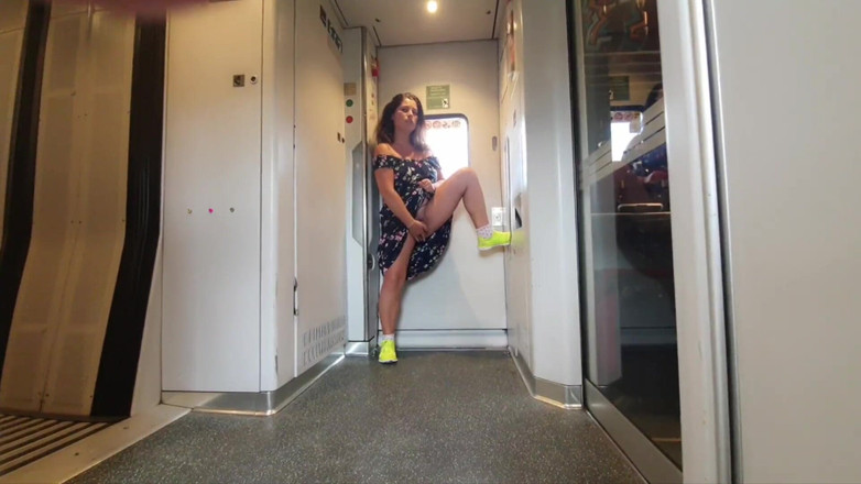 ExpressiaGirl: Moja szalona masturbacja owłosionej cipki w pociągu publicznym! Część 1