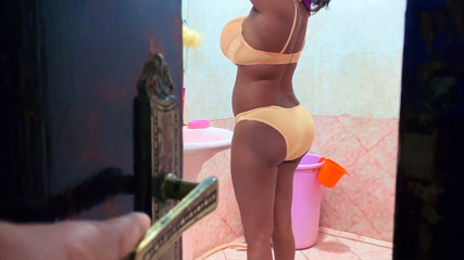 yessbooty: Šukám nahá s mojí zlatou macechou v koupelně nevlastní syn...