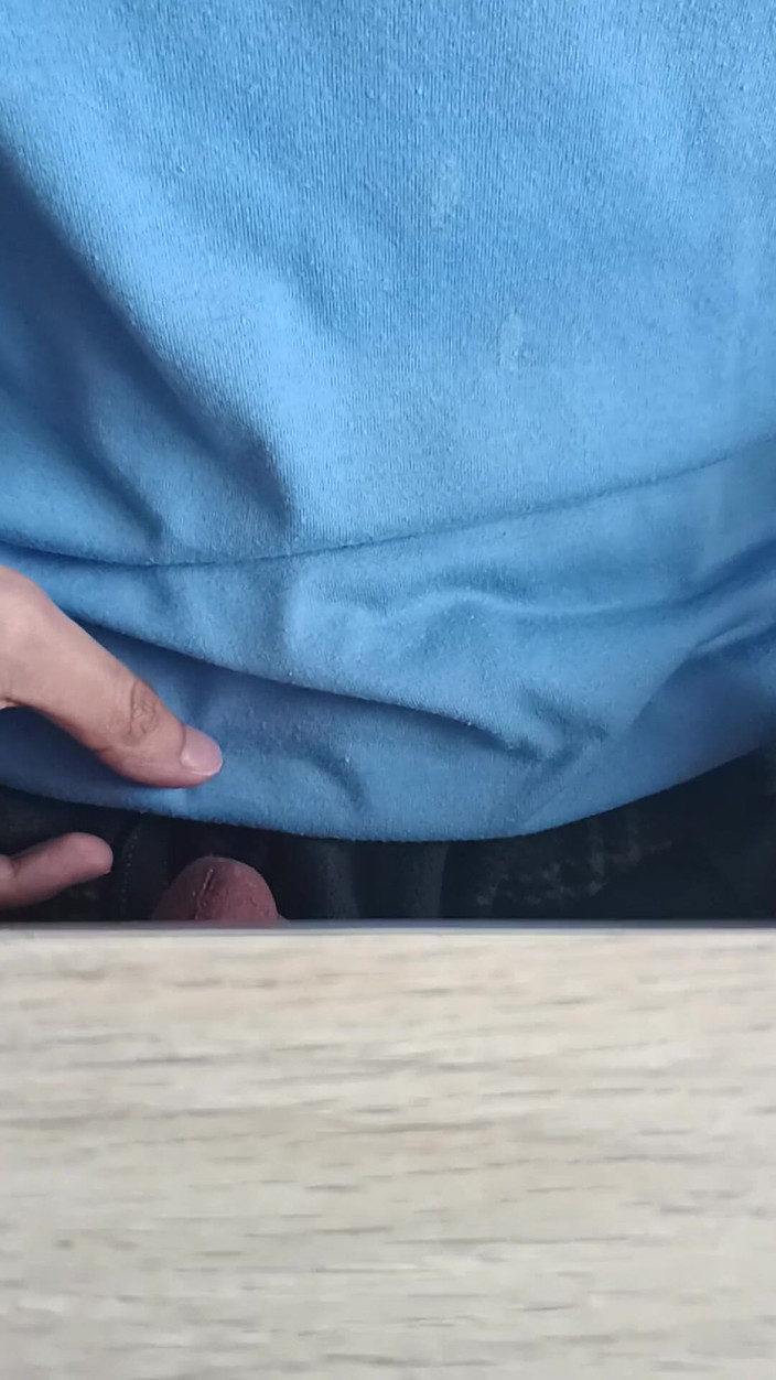 Un Loquito Mas: 내 친구가 잠옷을 입은 후 인사하러 쳐다본다