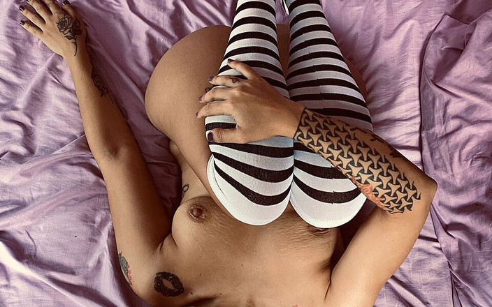 fiesta_porno: Девушки играют с подушками