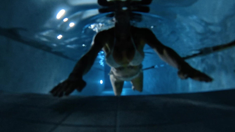 Skully inkson: Schwimmen unter wasser in der nacht