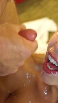 Mandy Monroe's eerste gangbang & bukkake