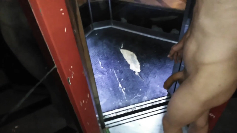 Dan Eagle: Bugil di mall sambil kencing dan masturbasi