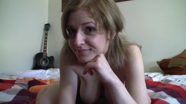 Java Consulting: Adelina玩弄她紧致的阴户