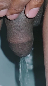 苗条的Femboy在厕所撒尿和自慰