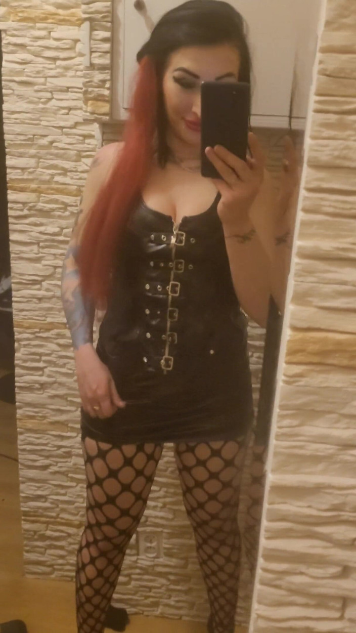KatrixandCaliforniaLatex: Bohyně pózuje v latexu a ukazuje svůj šťavnatý zadek
