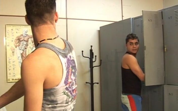 Gays Case: Instructorul de la sală Andrey Andrade ajută latino Twink Alan...
