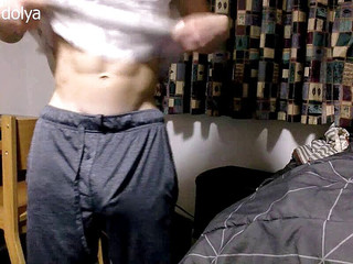 Big dick man: Mi masturbo il cazzo in pantaloncini in modo che la...