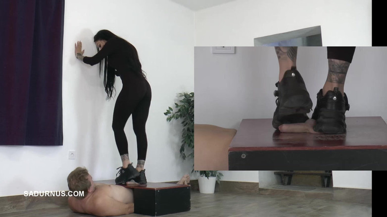 Sadurnus: 여주인 Cleo의 플랫폼 신발 Pp에서 노예의 오르가즘