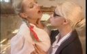 Lesbian Illusion: Jovens lésbicas do interior se beijando e lambendo em uma...