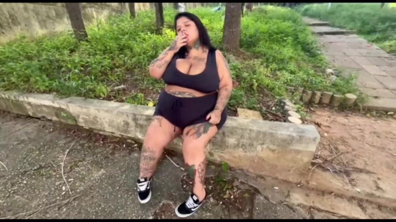 Mary Jhuana: Diosa BBW fumando su cigarrillo en público