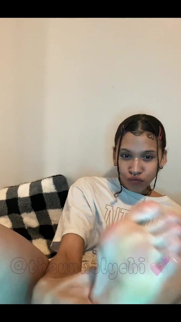 theunholychi: Báječné nohy a nádherná chlupatá kundička