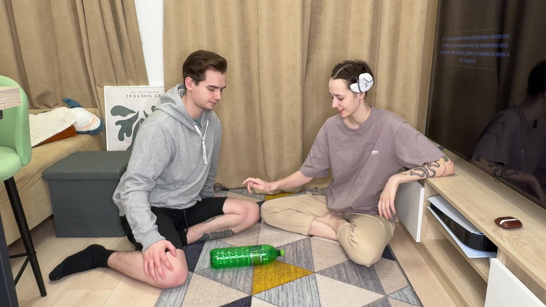 HannahKim: 우리는 정찰 놀이를 하고 있었는데, 나는 이미 내가 섹스당하고 있다는 걸 몰랐다