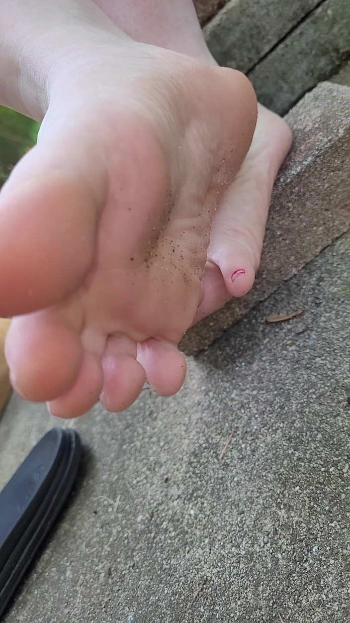 On cloud 69: Memamerkan jari kakiku yang dicat dan kaki kotor di luar...