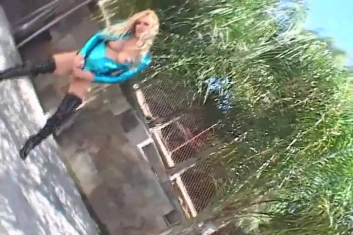 She-Male X: Blond dam - pojke älskar att onanera