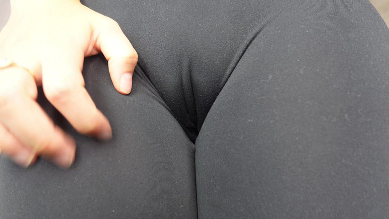 AmayaMori: Je fais un camel toe en legging avec de l’huile 4k