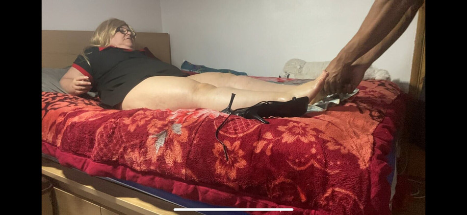 Daddykane: MILF British Mature Blonde Kinky Interracial Feet Sniffing BBC
