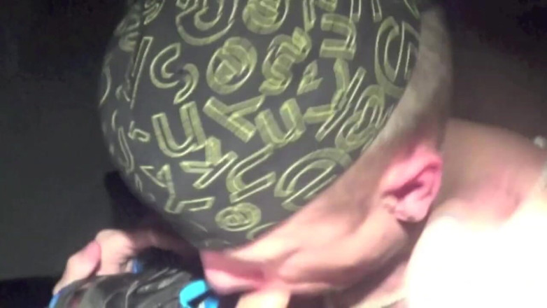 Sneaker gay: Troia sottomessa con le scarpe da ginnastica e punita da...