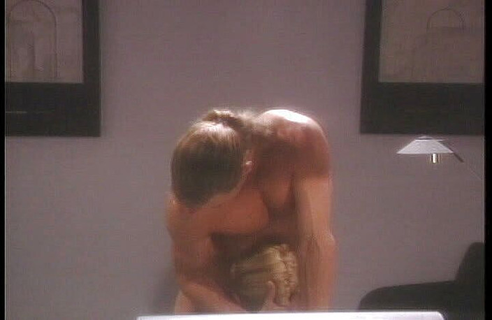 CBD Media: Rondborstige blonde vreemdgaande milf wordt in haar kont geneukt door...