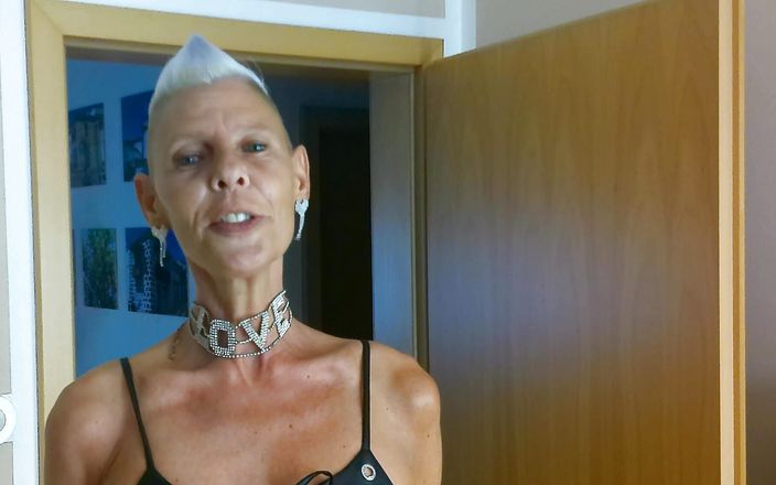 CoraBitch: Corabitch przyjaciel przyszedł odwiedzić, w pierwszej rundzie