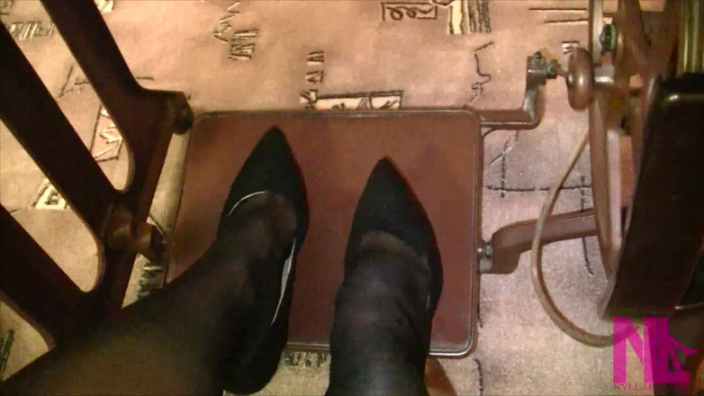 Nyllady: Vintage_sewing on My Granny's Old Singer Sewing Machine in Black...