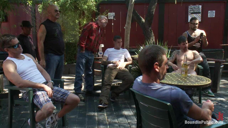 Bound in public: Себастьян Кіз розтягує дупу і писає в громадському барі