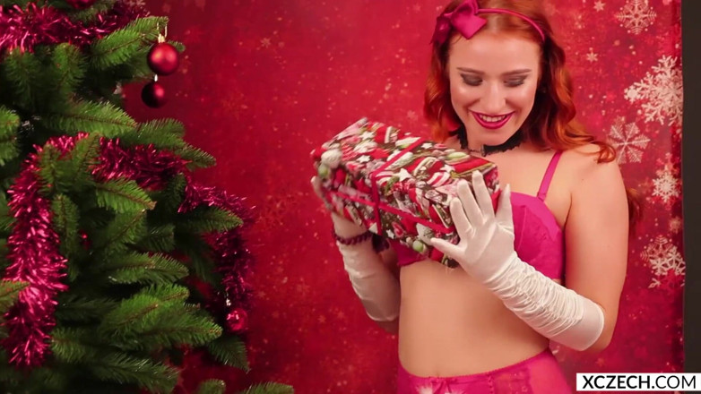 XCZECH: Red Venus is Santa baby
