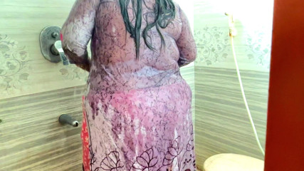 Aria Mia: Berkongkek dengan makcik di bilik air