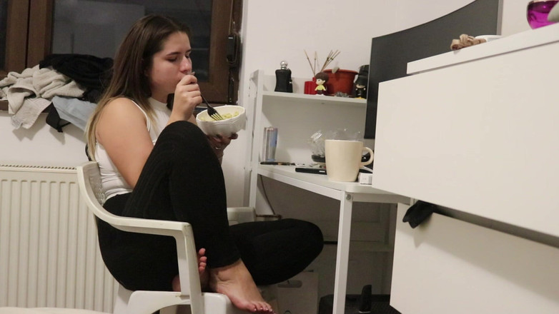 NipsAndStrips: मेरे डेस्क पर खाना खाते समय पादना