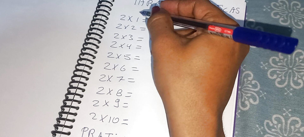 PATY PATY: Gadis pelajar berseragam masturbasi dengan bantal favoritnya