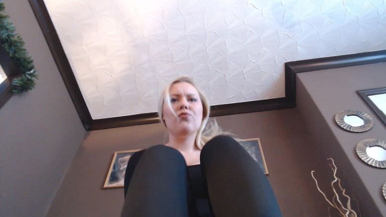 Ripley sweet studio: La gigantessa pulisce gli stivali da schiavo