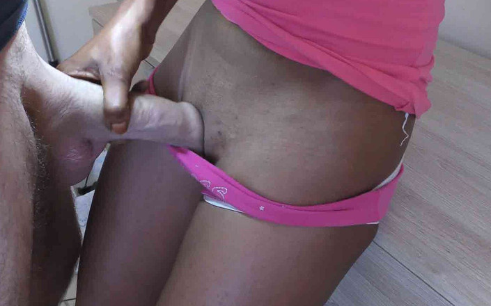 Bam-bulax: Чернокожая в розовых трусиках трахается и кончает внутрь