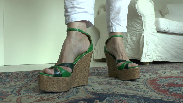 Lady Victoria Valente: Fashion Show sandal tumit basah untukmu! Crot di celanamu! Lady...