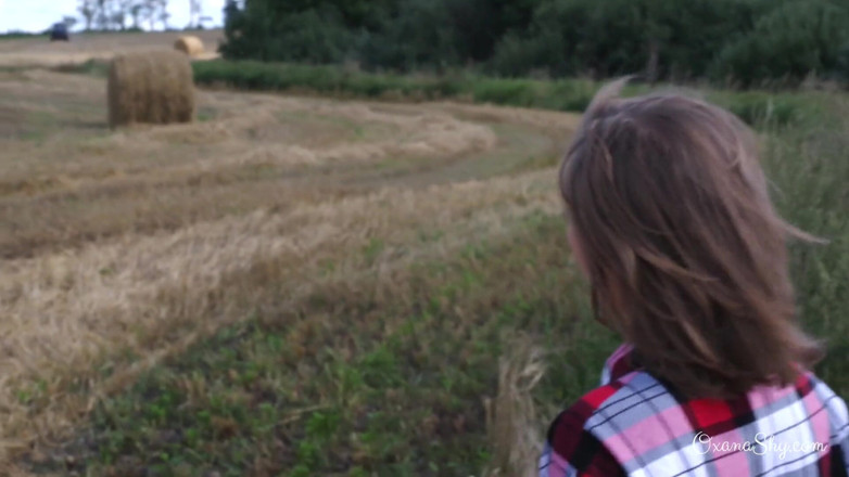 MILF Oxana: Dogging in front of a tractor driver