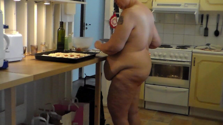 Sex hub couple: Jen is all nude and baking