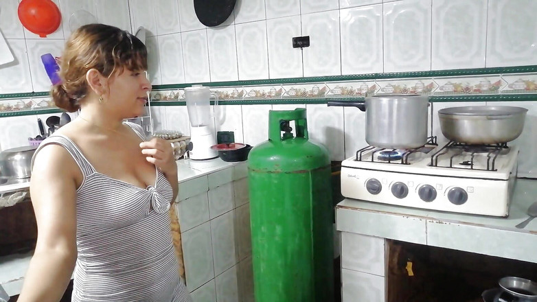 ANGELES: Jsem nadržená a šukám s instalatérem