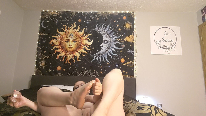 Sin Spice by Sophia Sinclair and Jasper Spice: Дражнить тебе моїми лосьйонами ногами