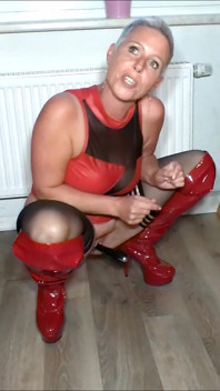 Sexy Over-the-knee Bitch Floods the Kitchen Completely!