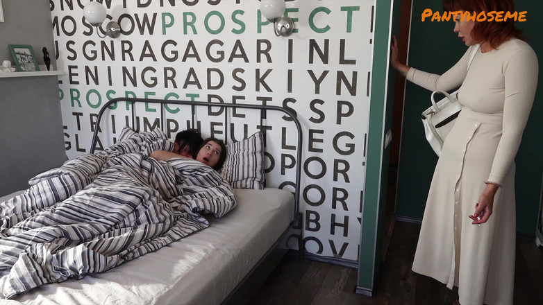 Pantyhose me porn videos: セクシーな幅の十代は幸運な男にパンスト三人組を与えます