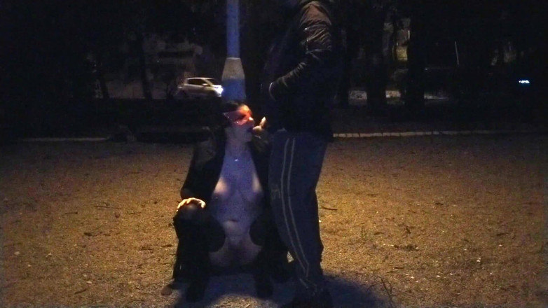 Toilet Mommy: Una moglie troia beve piscio in un parco pubblico