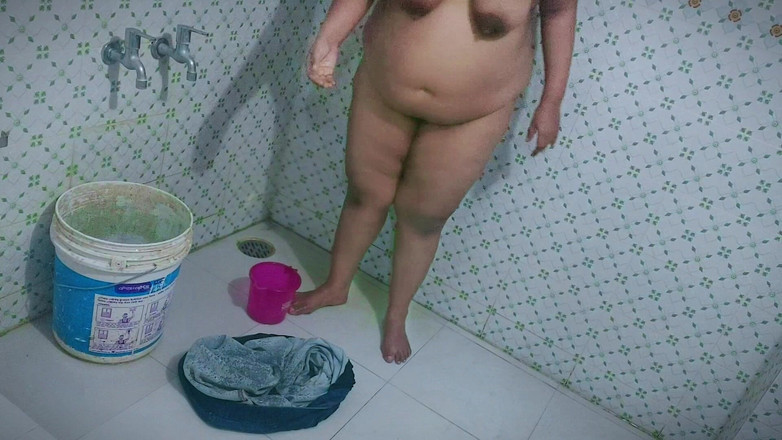 Your Boy's Cum: Moti mallu caliente bhabhi en baño público después de follar...