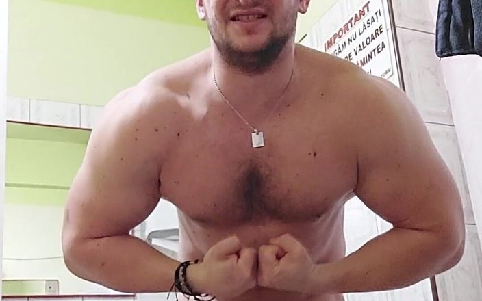 Michael Ragnar: Video desnudo en el gimnasio flexionándose y tomando una ducha,...