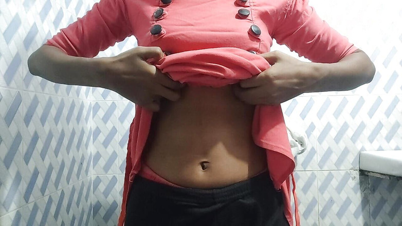 priya324: Aku merekam video aku lagi joget untuk pacarku.