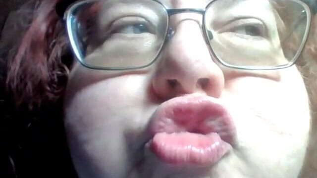 BBW nurse Vicki adventures with friends: BBW ger dig närbild av hennes Nake läppar och mun...