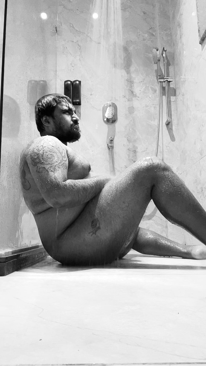 ObsidianFurry: Jovem urso se masturba enquanto toma banho